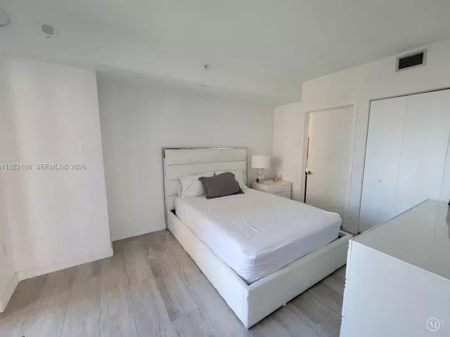 2-bedroom condo for rent in Miami - 45 SW 9th St 2201 - MondialRealty