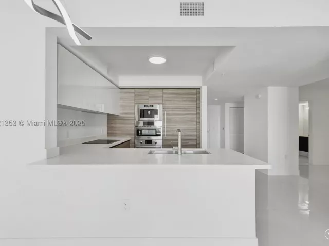 2-bedroom condo for sale in Sunny Isles Beach - 330 Sunny Isles Blvd 5-805 - MondialRealty