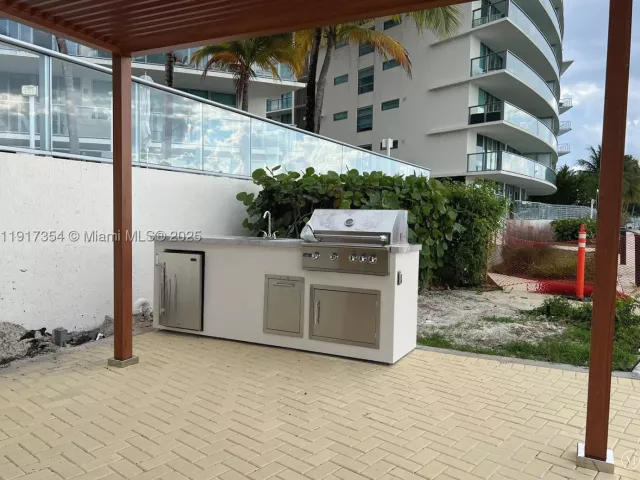 1-bedroom condo for rent in Miami Beach - 6620 Indian Creek Dr 617 - MondialRealty