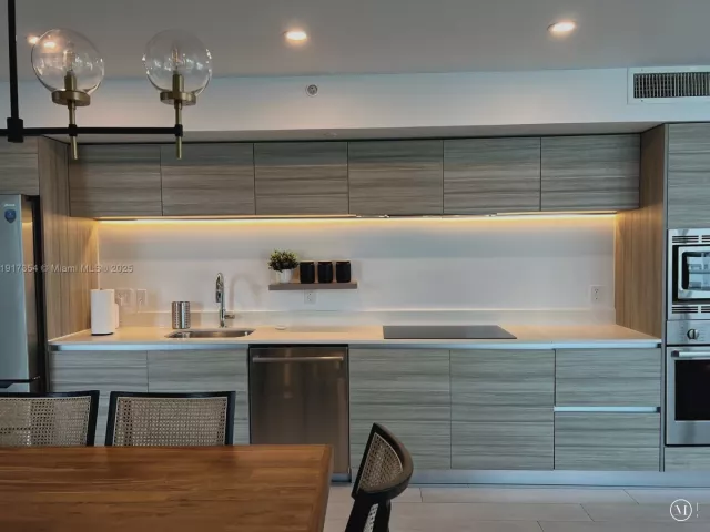 1-bedroom condo for rent in Miami Beach - 6620 Indian Creek Dr 617 - MondialRealty