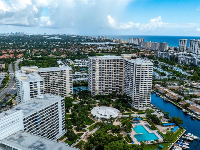 2-bedroom condo for sale in Hallandale Beach - 2500 Parkview Dr 517 - MondialRealty