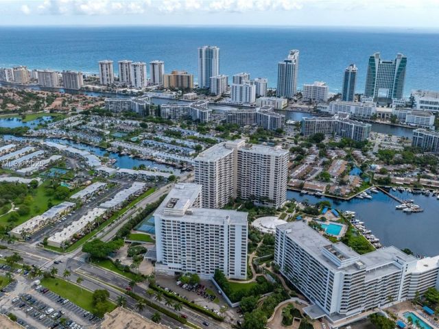 2-bedroom condo for sale in Hallandale Beach - 2500 Parkview Dr 517 - MondialRealty