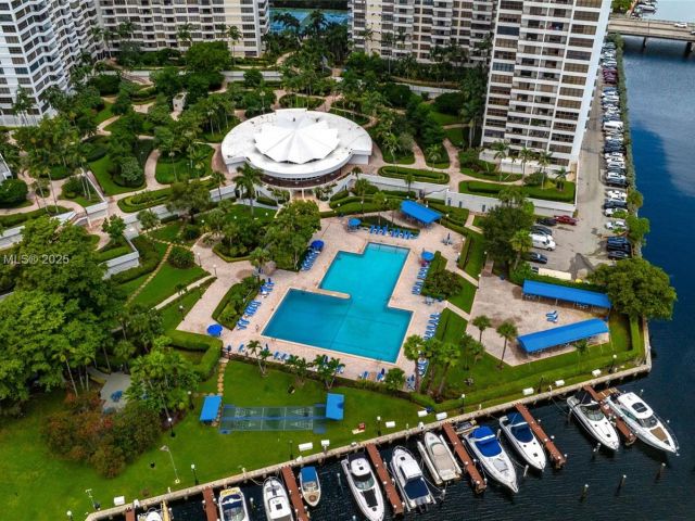 2-bedroom condo for sale in Hallandale Beach - 2500 Parkview Dr 517 - MondialRealty
