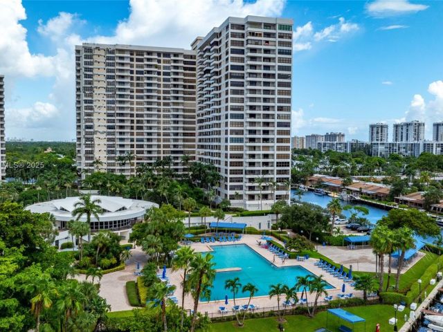 2-bedroom condo for sale in Hallandale Beach - 2500 Parkview Dr 517 - MondialRealty