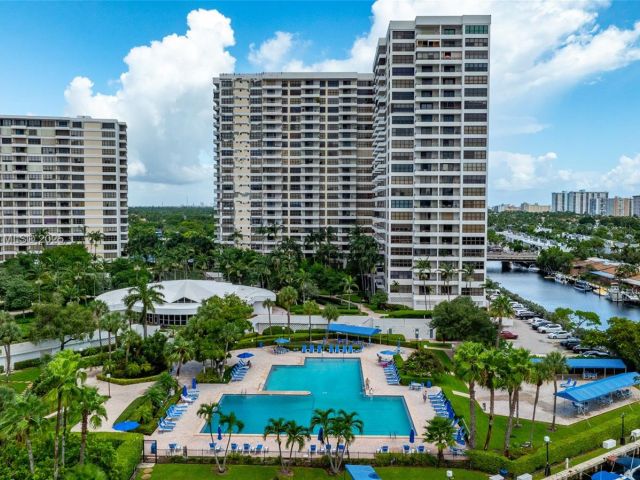 2-bedroom condo for sale in Hallandale Beach - 2500 Parkview Dr 517 - MondialRealty