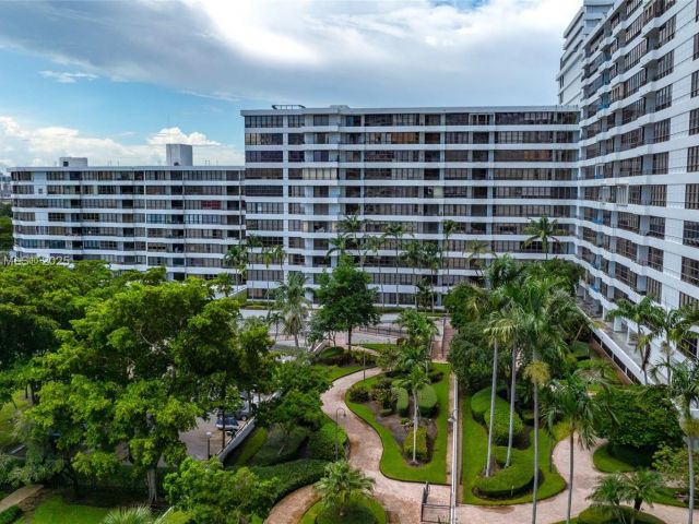 2-bedroom condo for sale in Hallandale Beach - 2500 Parkview Dr 517 - MondialRealty