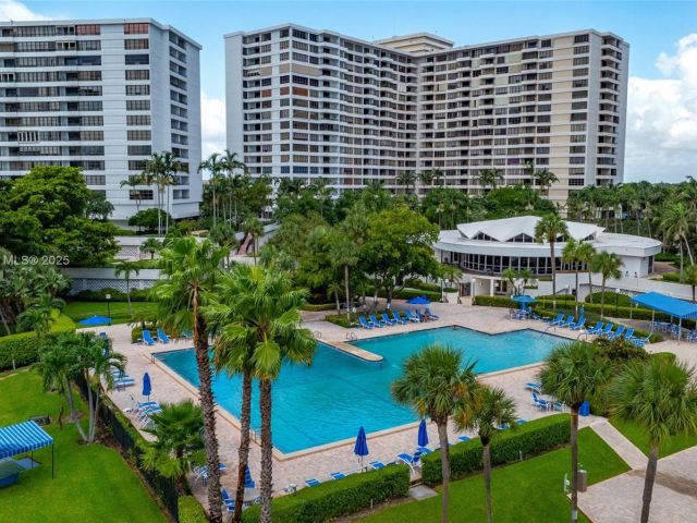 2-bedroom condo for sale in Hallandale Beach - 2500 Parkview Dr 517 - MondialRealty