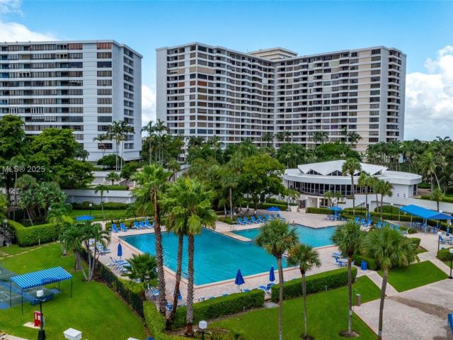 2-bedroom condo for sale in Hallandale Beach - 2500 Parkview Dr 517 - MondialRealty