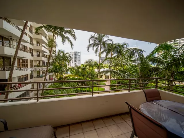 2-bedroom condo for sale in Hallandale Beach - 2500 Parkview Dr 517 - MondialRealty