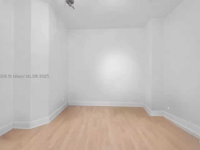 3-bedroom condo for sale in Aventura - 21050 Point Pl 2001 - MondialRealty