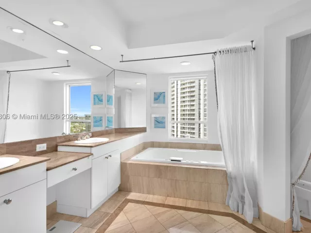 3-bedroom condo for sale in Aventura - 21050 Point Pl 2001 - MondialRealty