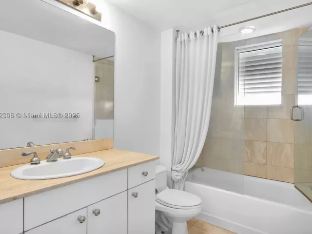 3-bedroom condo for sale in Aventura - 21050 Point Pl 2001 - MondialRealty