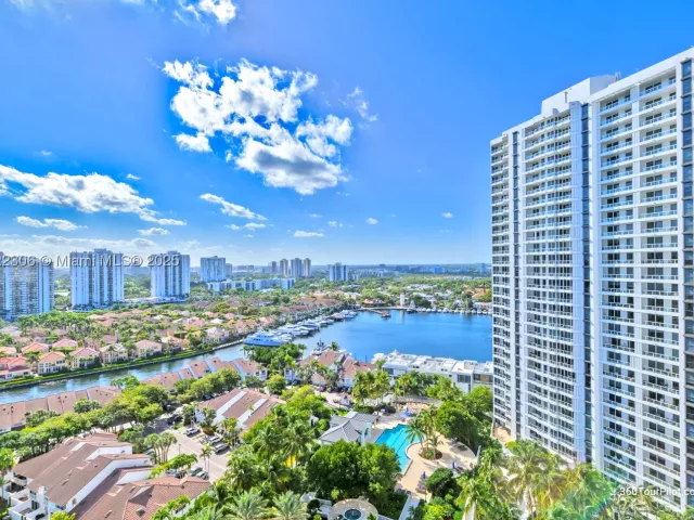 3-bedroom condo for sale in Aventura - 21050 Point Pl 2001 - MondialRealty