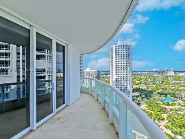 3-bedroom condo for sale in Aventura - 21050 Point Pl 2001 - MondialRealty