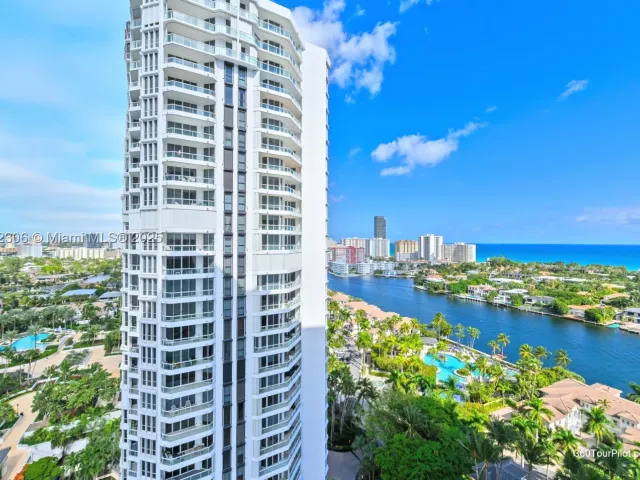 3-bedroom condo for sale in Aventura - 21050 Point Pl 2001 - MondialRealty