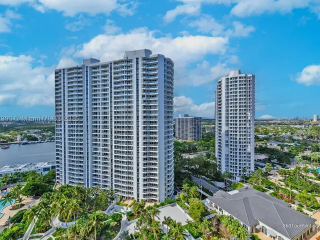 3-bedroom condo for sale in Aventura - 21050 Point Pl 2001 - MondialRealty