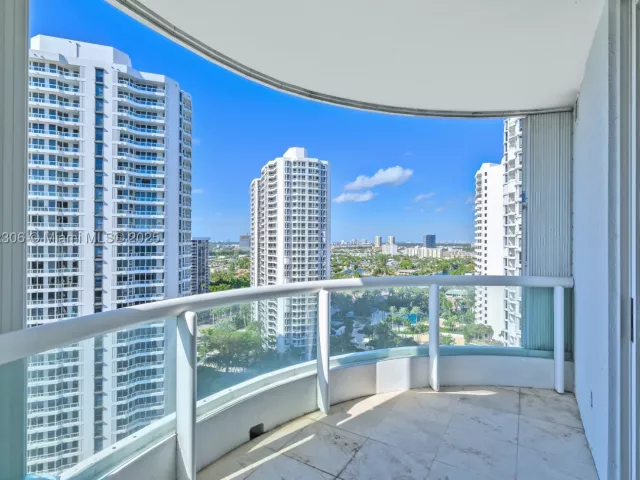 3-bedroom condo for sale in Aventura - 21050 Point Pl 2001 - MondialRealty