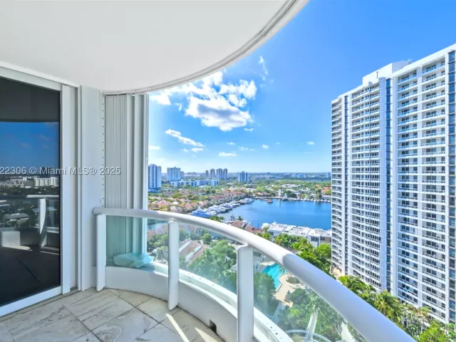 3-bedroom condo for sale in Aventura - 21050 Point Pl 2001 - MondialRealty