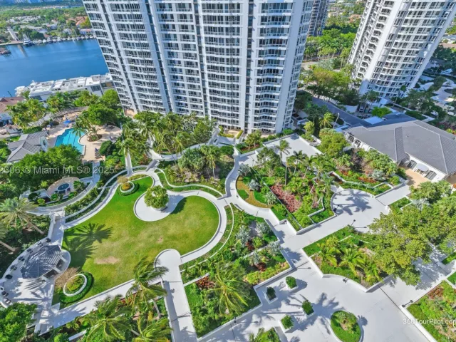 3-bedroom condo for sale in Aventura - 21050 Point Pl 2001 - MondialRealty