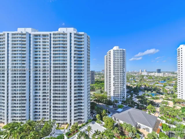 3-bedroom condo for sale in Aventura - 21050 Point Pl 2001 - MondialRealty