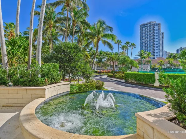 3-bedroom condo for sale in Aventura - 21050 Point Pl 2001 - MondialRealty