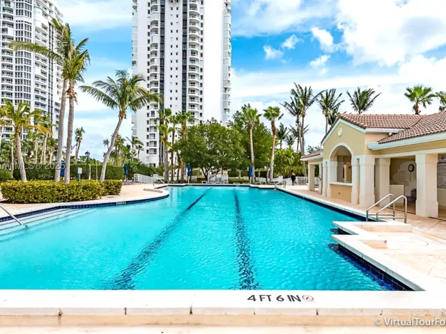 3-bedroom condo for sale in Aventura - 21050 Point Pl 2001 - MondialRealty