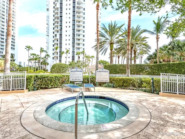 3-bedroom condo for sale in Aventura - 21050 Point Pl 2001 - MondialRealty