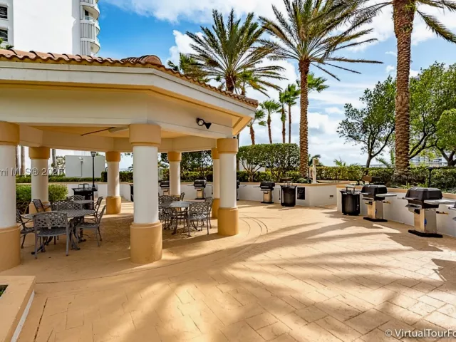 3-bedroom condo for sale in Aventura - 21050 Point Pl 2001 - MondialRealty