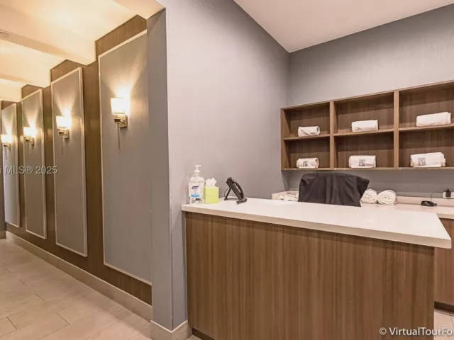 3-bedroom condo for sale in Aventura - 21050 Point Pl 2001 - MondialRealty