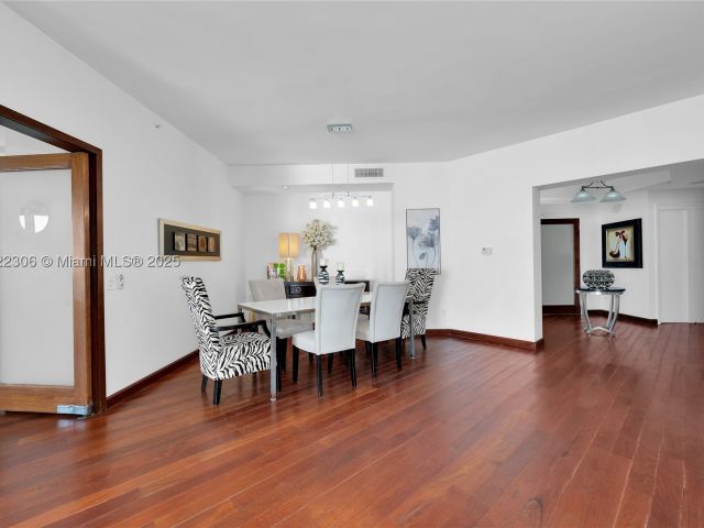 3-bedroom condo for sale in Aventura - 21050 Point Pl 2001 - MondialRealty