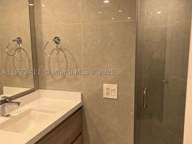 3-bedroom condo for rent in Miami - 1717 N Bayshore Dr A-1856 - MondialRealty