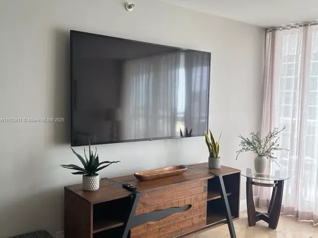 3-bedroom condo for rent in Miami - 1717 N Bayshore Dr A-1856 - MondialRealty