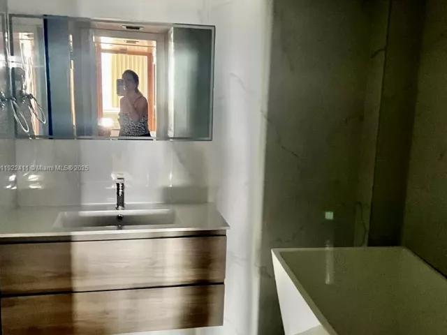 3-bedroom condo for rent in Miami - 1717 N Bayshore Dr A-1856 - MondialRealty