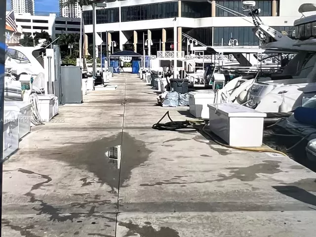 3-bedroom condo for rent in Miami - 1717 N Bayshore Dr A-1856 - MondialRealty