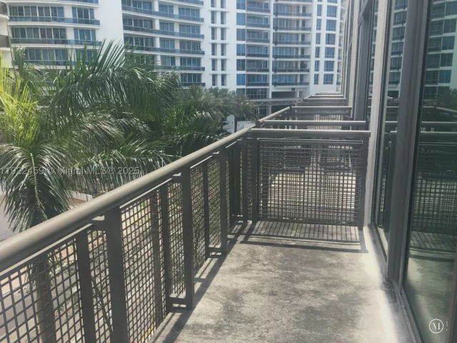 1-bedroom condo for sale in Miami Beach - 6000 Collins Ave 521 - MondialRealty