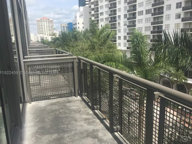 1-bedroom condo for sale in Miami Beach - 6000 Collins Ave 521 - MondialRealty