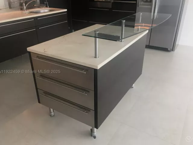 1-bedroom condo for sale in Miami Beach - 6000 Collins Ave 521 - MondialRealty