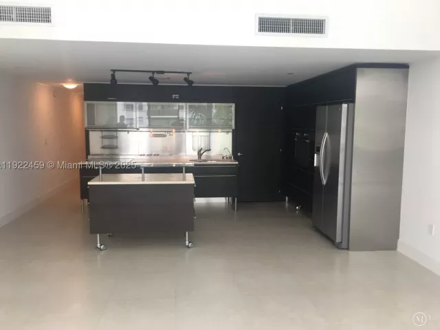1-bedroom condo for sale in Miami Beach - 6000 Collins Ave 521 - MondialRealty