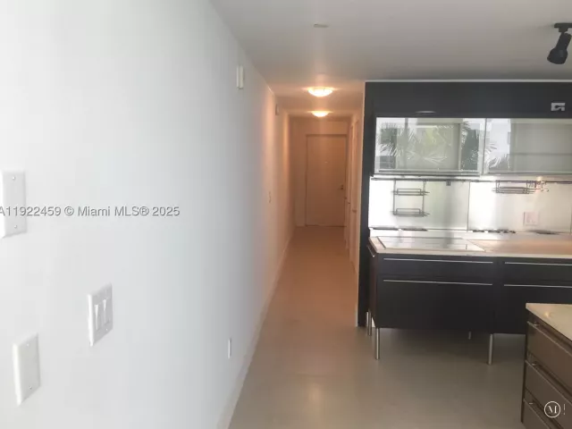 1-bedroom condo for sale in Miami Beach - 6000 Collins Ave 521 - MondialRealty