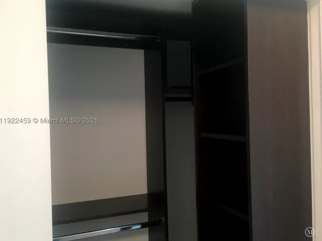 1-bedroom condo for sale in Miami Beach - 6000 Collins Ave 521 - MondialRealty