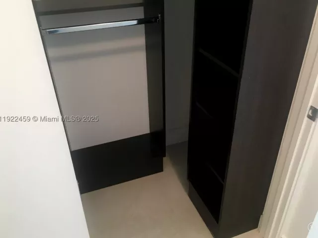 1-bedroom condo for sale in Miami Beach - 6000 Collins Ave 521 - MondialRealty