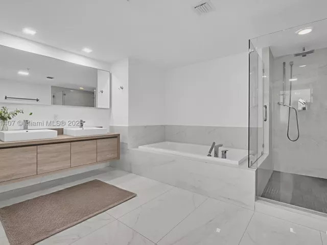 3-bedroom condo for sale in Sunny Isles Beach - 400 Sunny Isles Blvd 1519 - MondialRealty