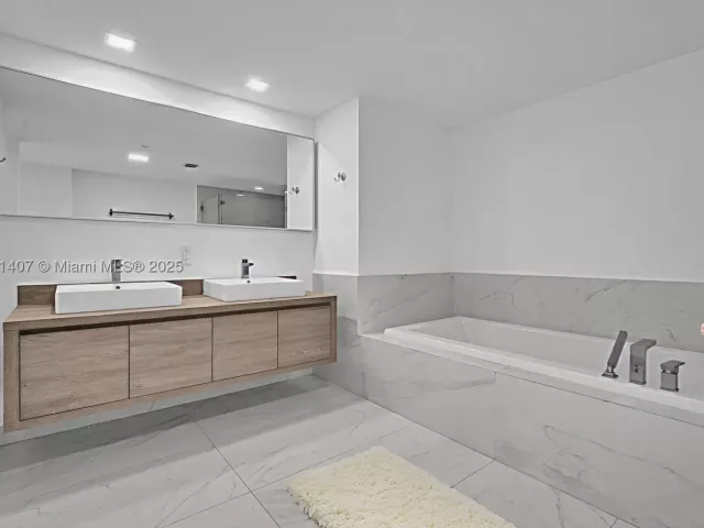 3-bedroom condo for sale in Sunny Isles Beach - 400 Sunny Isles Blvd 1519 - MondialRealty