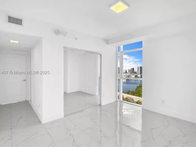 3-bedroom condo for sale in Sunny Isles Beach - 400 Sunny Isles Blvd 1519 - MondialRealty