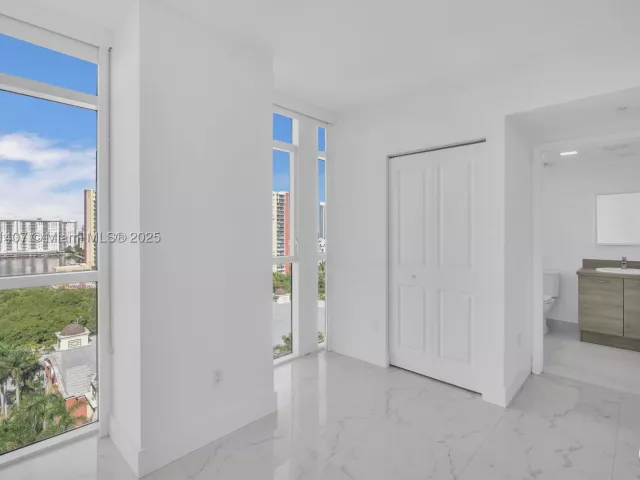 3-bedroom condo for sale in Sunny Isles Beach - 400 Sunny Isles Blvd 1519 - MondialRealty