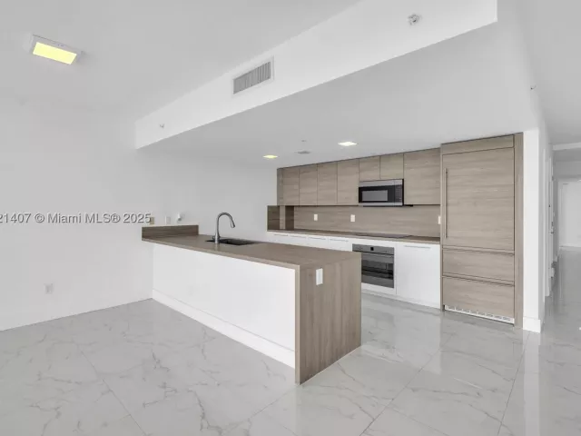 3-bedroom condo for sale in Sunny Isles Beach - 400 Sunny Isles Blvd 1519 - MondialRealty