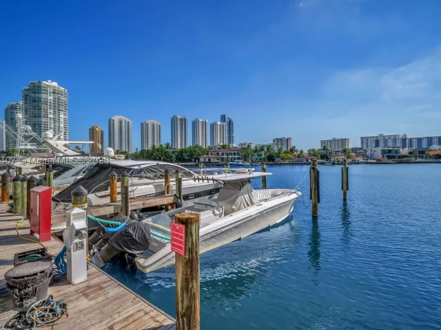 3-bedroom condo for sale in Sunny Isles Beach - 400 Sunny Isles Blvd 1519 - MondialRealty