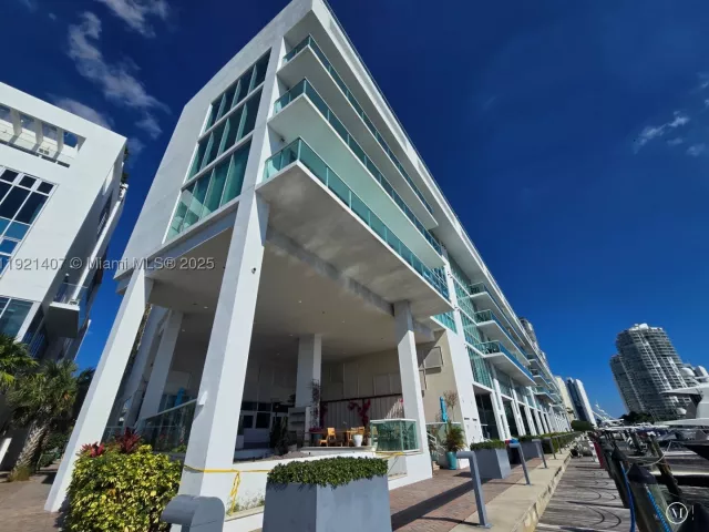 3-bedroom condo for sale in Sunny Isles Beach - 400 Sunny Isles Blvd 1519 - MondialRealty