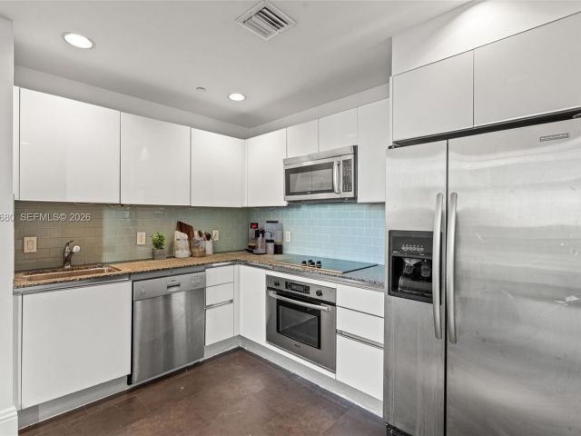 1-bedroom condo for sale in Miami - 1050 Brickell Ave 1006 - MondialRealty