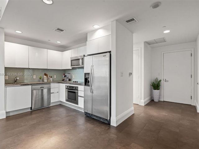 1-bedroom condo for sale in Miami - 1050 Brickell Ave 1006 - MondialRealty